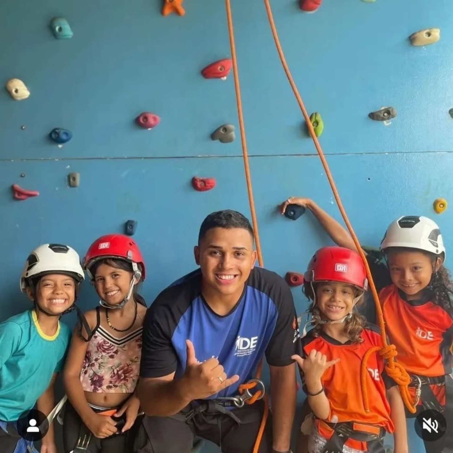 Participantes em atividade de escalada supervisionada